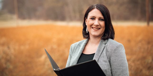 Ob als Sängerin oder Rednerin: Daniela S. Ziegler gestaltet freie Zeremonien für Hochzeiten,
Taufen und Trauerfeiern. Besonders die Begleitung von Abschieden liegt ihr am Herzen.