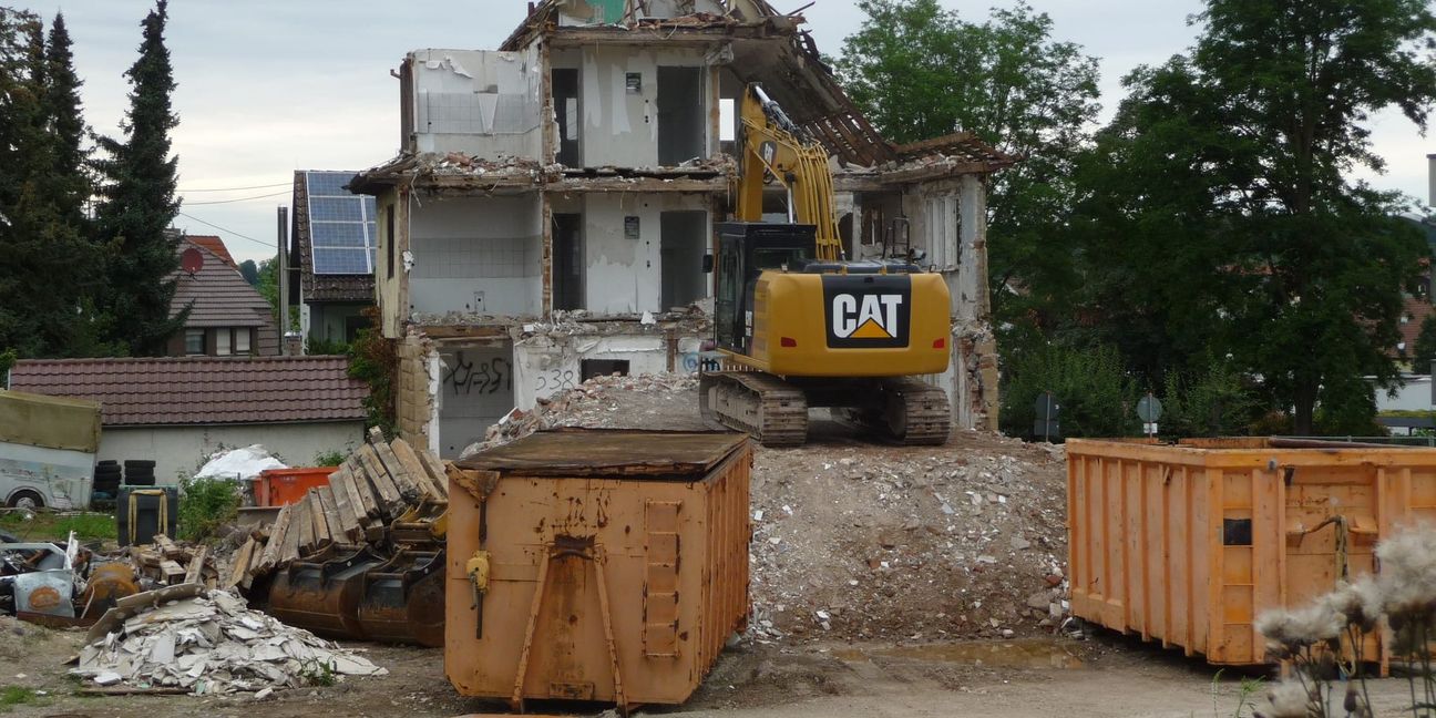 Mit dem Abriss des Karst-Hauses hat die Böblinger Baugesellschaft in den letzten Tagen in Magstadt mit den Vorarbeiten für den Neubau eines Wohn- und Geschäftshaus an der Ecke Bahnhofstraße/Hindenburgstraße begonnen.