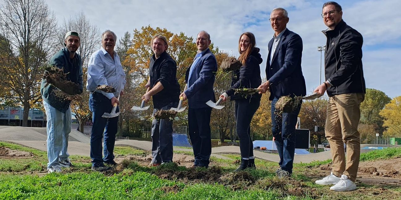 Los gehts: Spatenstich mit dem Skater Marco Fuchs, Bauunternehmer Michael Rau, Landskate-Planer Ulf Glänzer, Oberbürgermeister Dr. Bernd Vöhringer, Projektleiterin Anna-Lena Fahl, Erster Bürgermeister Christian Gangl und Sportamtsleiter Christian Keipert (von links).