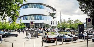 Sonntags fahren beim Mercedes-Benz-Museum die Oldtimer vor.