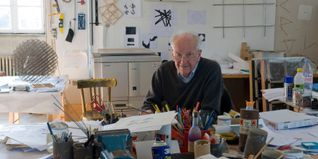 François Morellet in seinem Atelier, Cholet, France, 2011.