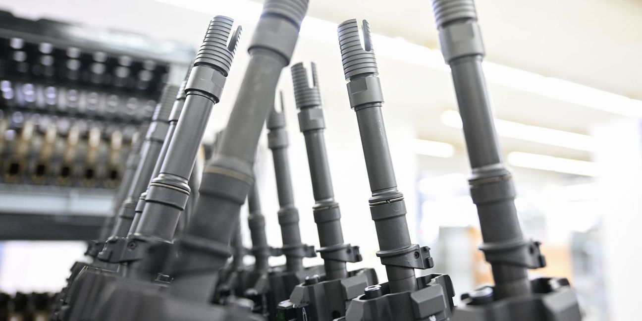 In einer Produktionshalle des Waffenherstellers Heckler & Koch in Oberndorf stehen fertige Sturmgewehre vom Typ HK416 aufgereiht.