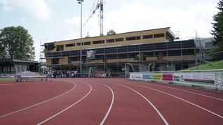 Für das neue Funktionsgebäude im Maichinger Allmendstadion wurde am Freitag Richtfest gefeiert.