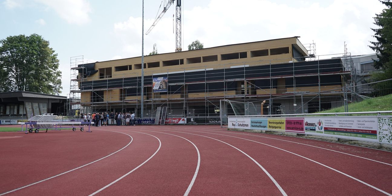 Für das neue Funktionsgebäude im Maichinger Allmendstadion wurde am Freitag Richtfest gefeiert.