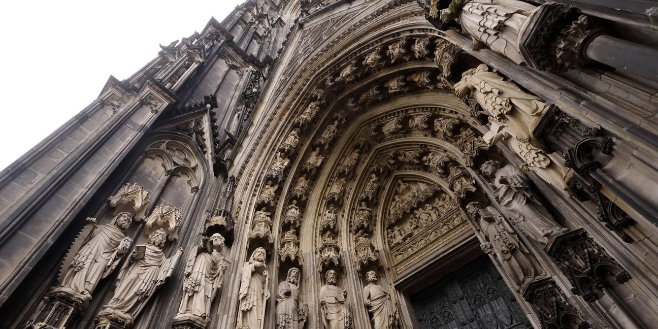 Im Kölner Dom ist nachzulesen, welche Rechte Juden im Mittelalter hatten.