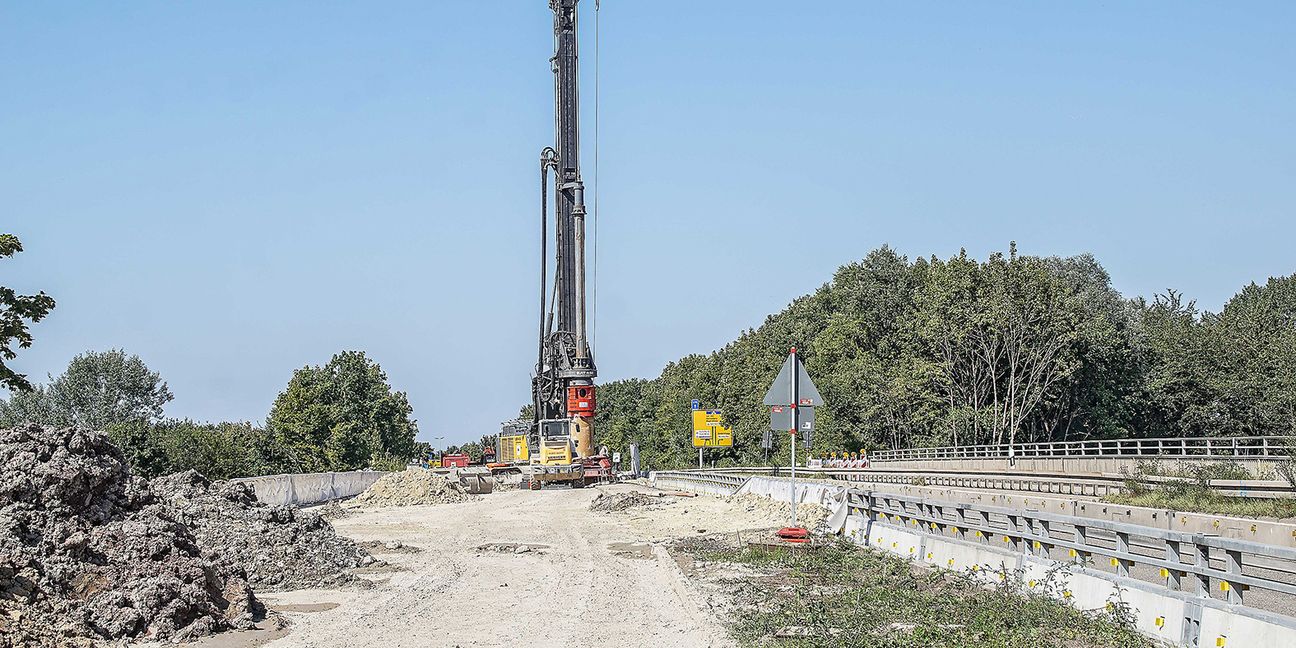 Die Vorbereitungen für den Abriss des südlichen Teils der Brücke in der Böblinger Straße am Daimler-Knoten sind fast abgeschlossen. Nach den Sommerferien sollen an einem Wochenende unter Vollsperrung der darunter verlaufenden Autobahn die Abrissarbeiten durchgeführt werden. Bild: Dettenmeyer