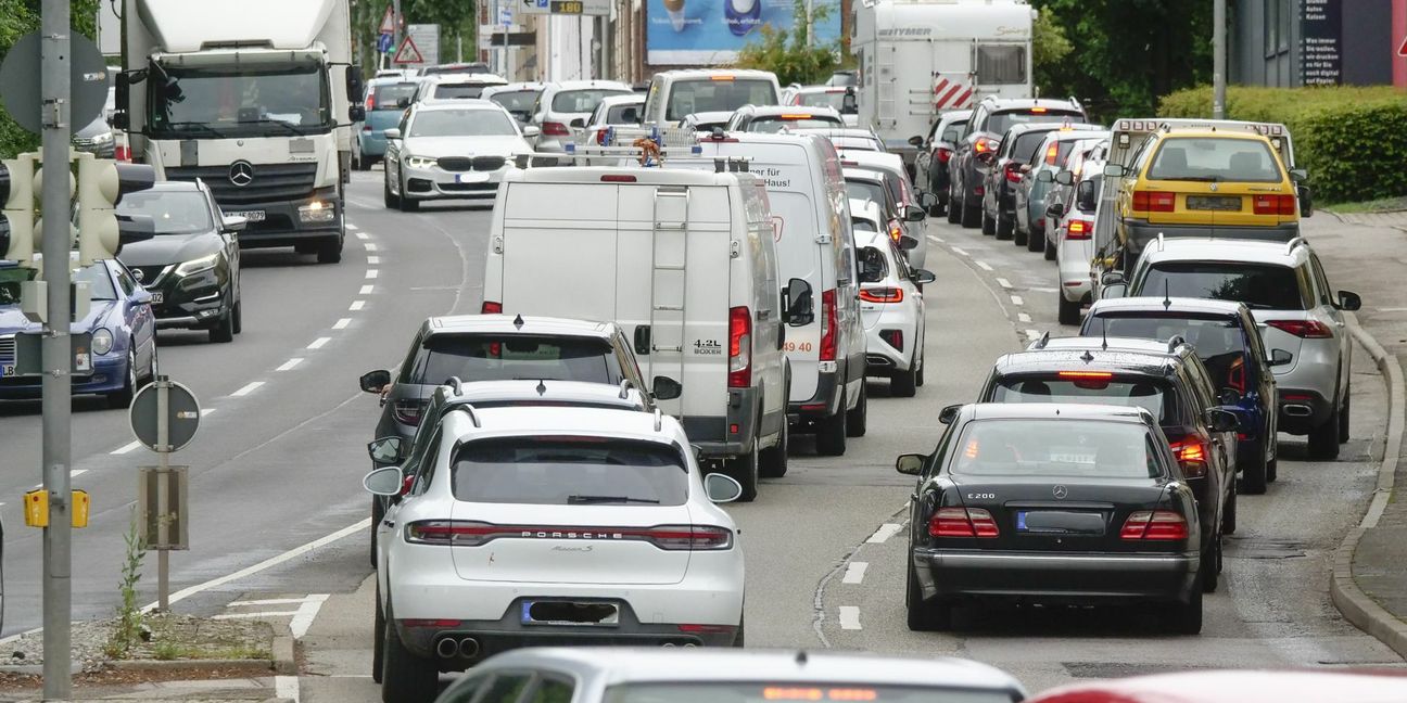 Die Emissionen durch den Verkehr steigen.  Geht es nach der EU-Kommission, sollen sie  bis 2050 fast  komplett verschwinden.
 Foto: Simon Granville