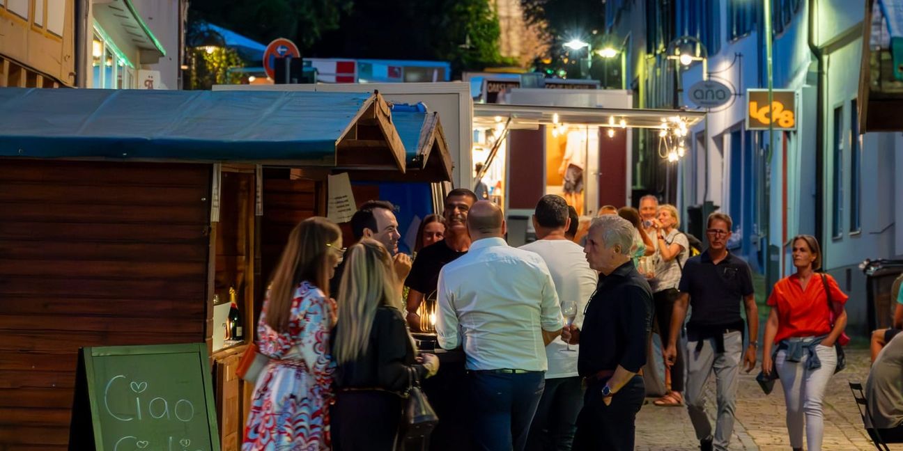 Stimmungsvolle Atmosphäre lockt am späten Abend die Gäste in die Altstadt. Bild: Nüßle