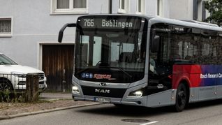 Die Buslinie 766 von Weil der Stadt nach Böblingen hat täglich eine Abfahrtzeit mit programmierter Verspätung.      Bild: Richter