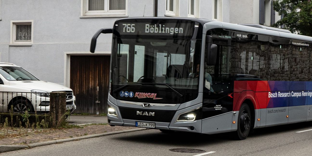 Die Buslinie 766 von Weil der Stadt nach Böblingen hat täglich eine Abfahrtzeit mit programmierter Verspätung.      Bild: Richter