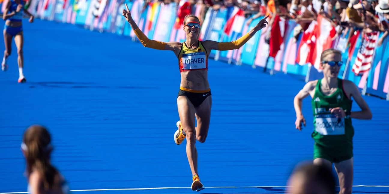 Kurz vor dem Ziel reißt Domenika Mayer die Arme hoch. Die gebürtige Böblingerin hat den anspruchsvollen Marathon geschafft. Bild: Eibner