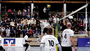 Mikhailo Trush im Angriff. Die Sindelfinger Volleyballer verlieren ihr Heimspiel gegen die TG Bad Waldsee glatt in drei Sätzen. Bild: photostampe/A