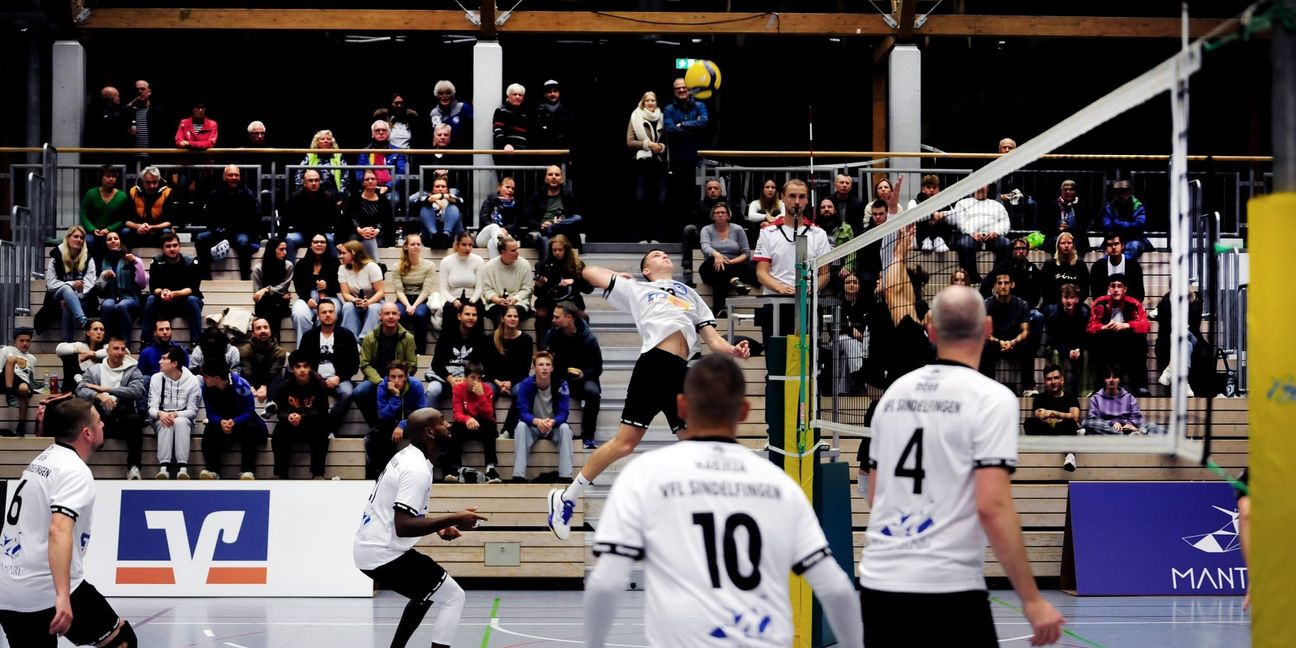 Mikhailo Trush im Angriff. Die Sindelfinger Volleyballer verlieren ihr Heimspiel gegen die TG Bad Waldsee glatt in drei Sätzen. Bild: photostampe/A