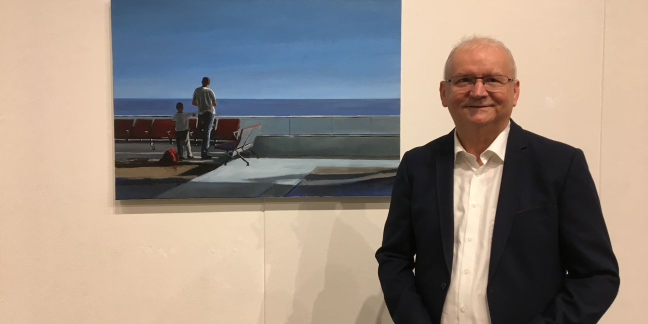 Andreas Jauss mit seinem Bild „Passage“ aus dem Jahr 2018 in der Galerie Oberlichtsaal Sindelfingen.