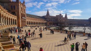 Die Plaza de España gilt als eine der größten Touristenattraktionen von Sevilla.