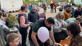 Andrang bei der Tombola beim Herbstfest der Down-Syndrom Elterngruppe parenDS.