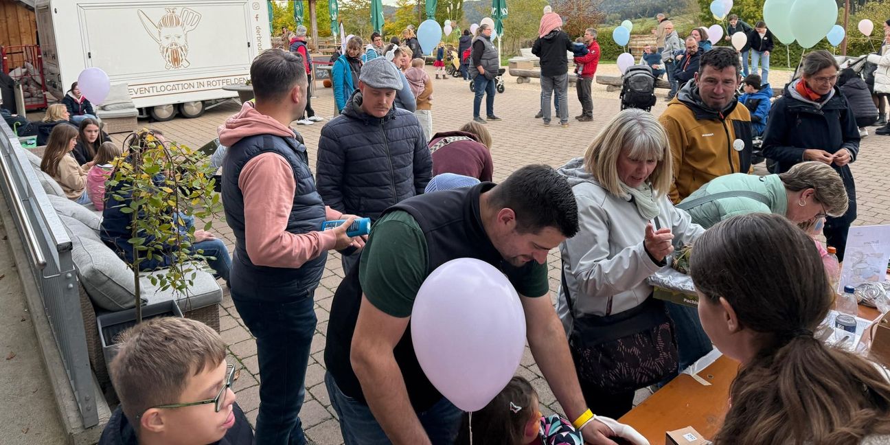 Andrang bei der Tombola beim Herbstfest der Down-Syndrom Elterngruppe parenDS.