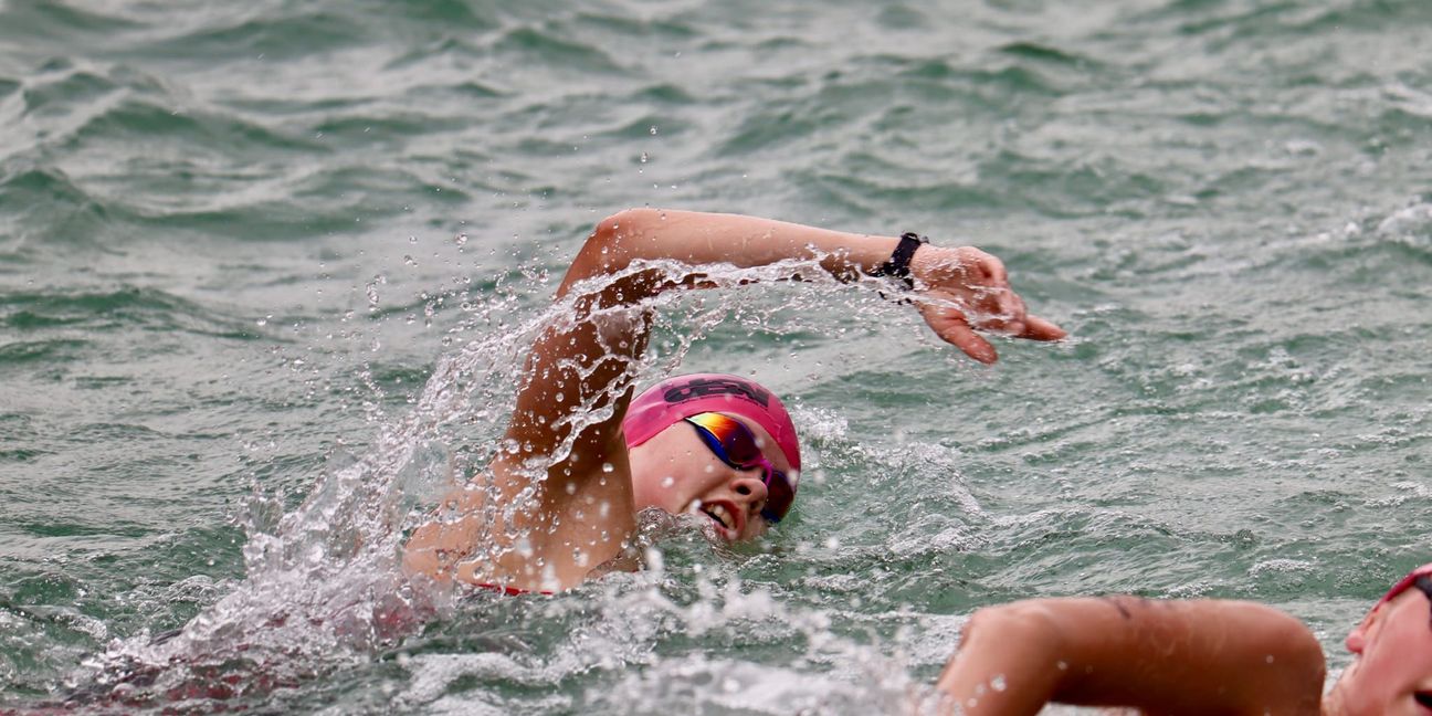 Die Sindelfingerin Emilie Saillet im Wasser. Sie behauptete sich jeweils  in dem Feld über 2,5 und 5 Kilometer.  Bild: z