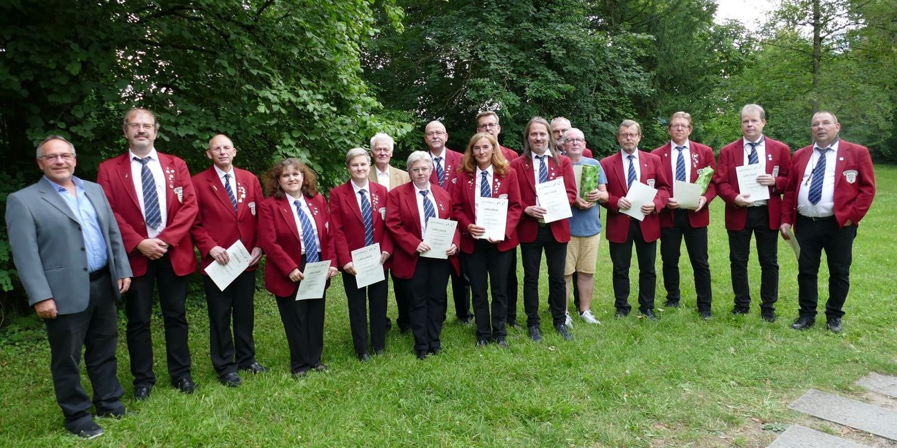 Auf unserem Foto (von links): Reimund Seidl (Kreisverband), Mathias Rölle (40 Jahre), Jürgen Kronhöfer (40),Nadin Schilling (30), Tanja Beilharz (40), Karl-Heinz Neher (Vorsitzender des Vereins), Angelika Schanbacher (40), Uwe Rau (40), Birgit Semmler (40), Jürgen Bellon (40), Dr. Joachim Neher (30), Karl-August Tuch (30), Wolfgang Schlosser (Vorstandsmitglied), Bernhard Semmler, Joachim Semmler, Hans-Peter Gross (40) und Volker Beilharz (40).