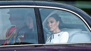 Prinz William, Prinz George und Prinzessin Kate kommen am Buckingham Palace an.