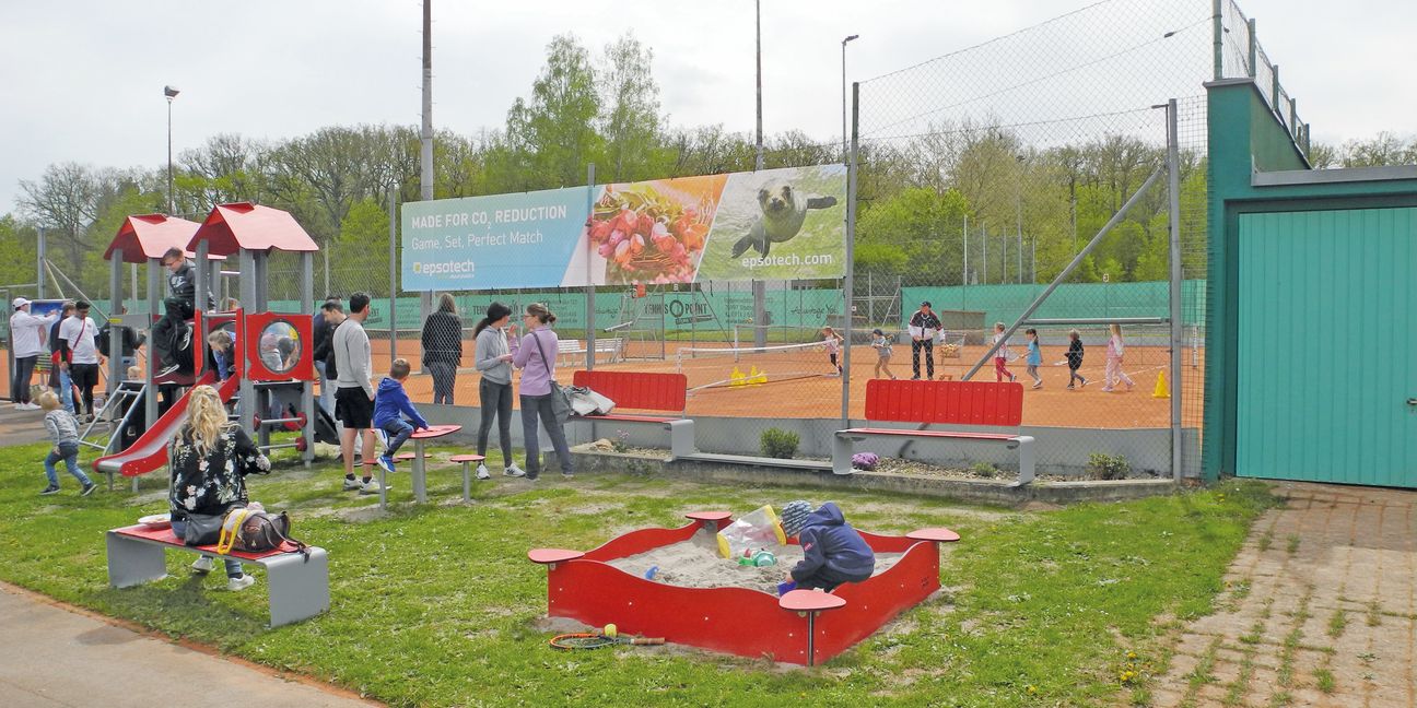 Auf den Tennisplätzen hält Vereinstrainer Viktor Kuljkin den Nachwuchs auf Trab und auf dem neuen Spielplatz toben sich die Kinder aus.
