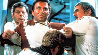 „Star Trek II: Der Zorn des Khan“: Pille und Scotty müssen Captain Kirk halten, als er sehen muss, was mit Mister Spock geschieht.