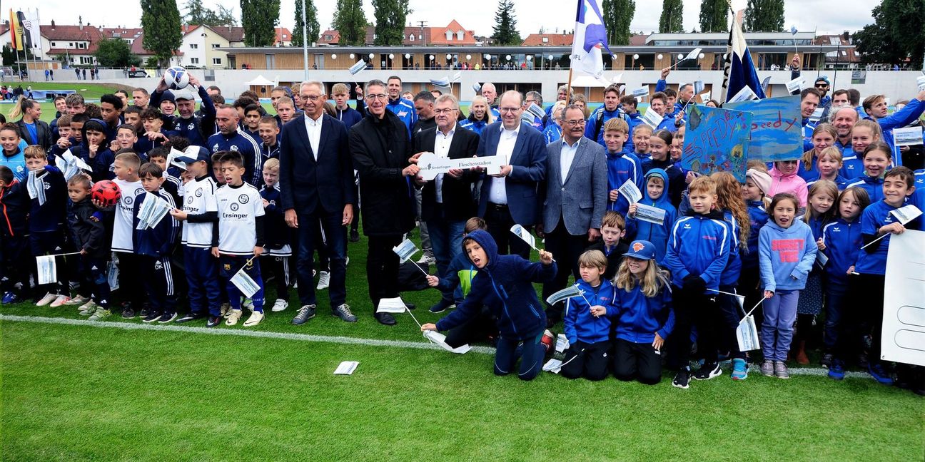 Schlüsselübergabe mit Sindelfingens Erstem Bürgermeister Christian Gangl, Leichtathletik-Abteilungsleiter Jürgen Kohler, VfL-Ladies-Präsident Josef Klaffschenkel, Oberbürgermeister Dr. Bernd Vöhringer und VfL-Präsident Dr. Heinrich Reidelbach (im Zentrum von links).