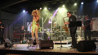 Matthias Wahl (Gitarre), Benjamin Spanic-Kurzrock (Keyboards), Miss Roxxy (Gesang und Show-Konzeptionierung), Hendrik Zimdars (Schlagzeug), Alexander Bokolishvili (Saxophon) und Bassist Jan Sinapius (von links) haben bei der städtischen Veranstaltungsreihe „Sommer am See“ die Böblinger Alte Tüv-Halle gerockt und dabei über 80 Zuschauer zum Tanzen gebracht.