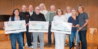Musiker, Organisatoren, Unterstützer und Spendenempfänger (von links): Arzu Evren(Kinderschutzbund), Robert Strunz und Jürgen Hörner (Weihnachtssession), Jürgen Haar (Nachbarn in Not), Igor Petrov (altes Team der Weihnachtssession), Joachim Pflieger (ehemaliger Vorsitzender Weihnachtssession), Monika Becker (Beratungsstelle Thamar), Brigitte Pflieger, Brigitte Vescovi und Tobias Götzmann (alle altes Team Weihnachtssession).