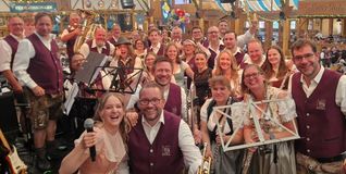 Beste Stimmung bei und mit der Maichinger Musikkappe im Wasen-Festzelt.