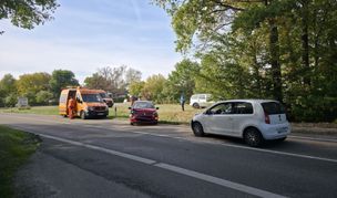 Auf Höhe der Bushaltestelle „Roter Berg“ kam es zur Kollision der beiden Autos.