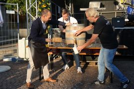 OB Dr. Stefan Belz (links) und Schönbuch-Bräu-Chef Werner Dinkelaker (rechts) beim Fassanstich.