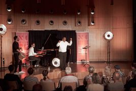 Lieder der deutschen Romantik und aus Südafrika präsentierten Pianist Jonathan Hanke und Tenor Simphiwe Mfazwe teils unterstützt von Lukas Hanke an der Trommel.