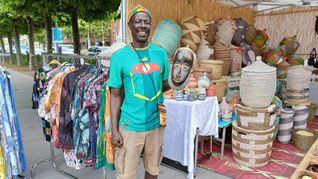 Pape Sow hat Masken, Körbe, Schmuck und Kleidung aus dem Senegal in seinem Sortiment.