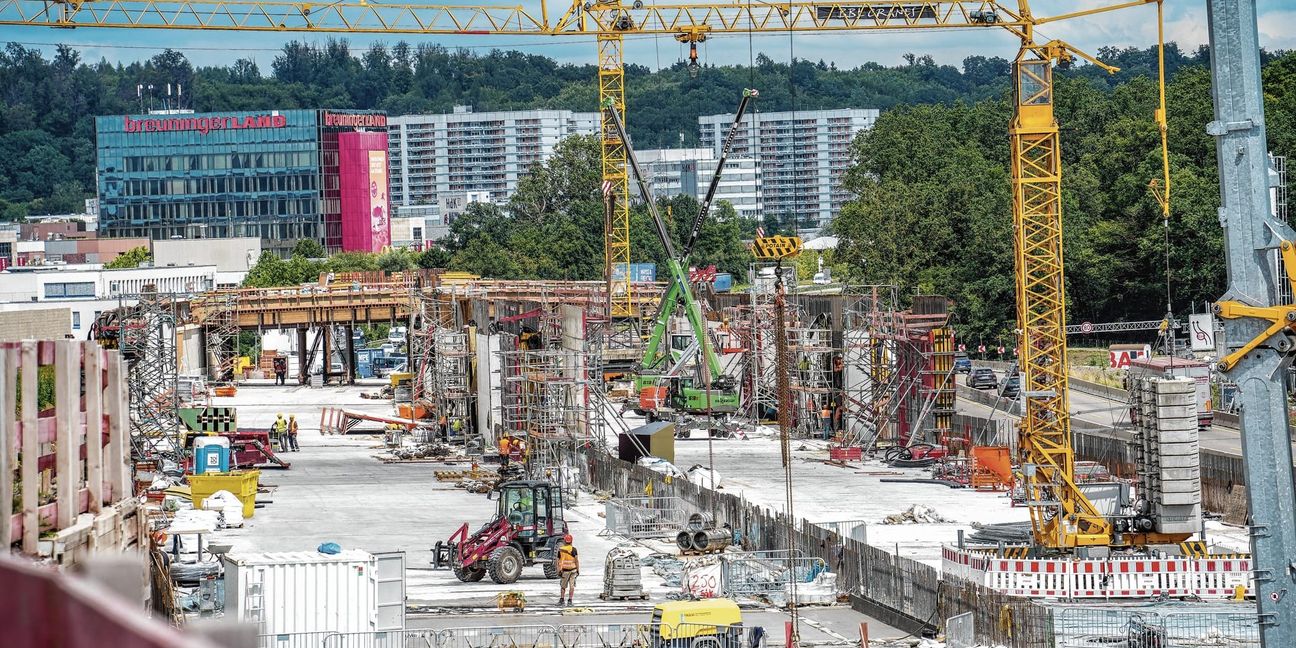 Die nördliche Tunnelröhre wird zuerst fertig, das ist für Anfang 2027 geplant. Dann werden beide Fahrtrichtungen in diese Tunnelröhre gelegt, bis die südliche Röhre fertiggestellt wird.