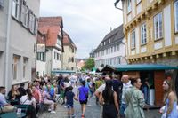 Gute Laune und nette Leute am Freitag bei den Sindelfinger Weintagen.