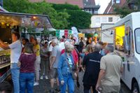 Gute Laune und nette Leute am Freitag bei den Sindelfinger Weintagen.