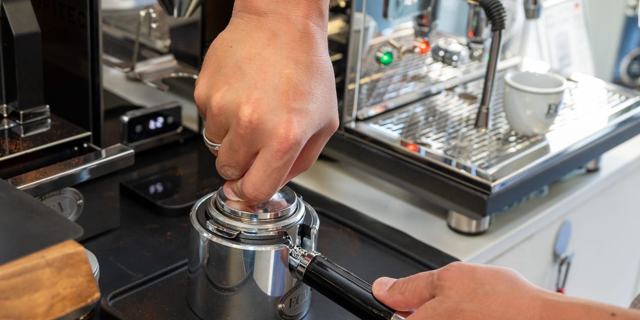 Tamper: sorgt für eine gleichmäßige Verdichtung des Kaffeemehls.