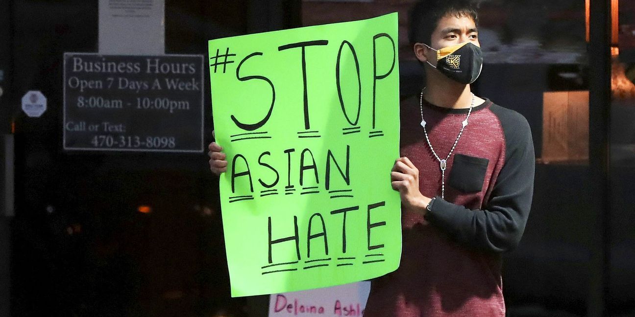 Ein Mann demonstriert gegen den Hass gegen Asiaten in den USA. Foto: dpa/Compton