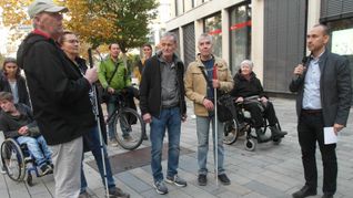 Mit seinem Veranstaltungsformat „Bürgernah“ hat der Böblinger Oberbürgermeister Dr. Stefan Belz (rechts, mit Mikrofon) gemeinsam mit über 20 Bürgern bei einem Spaziergang vom Flugfeld zum Schlossplatz die Barrierefreiheit seiner Stadt unter die Lupe genommen.