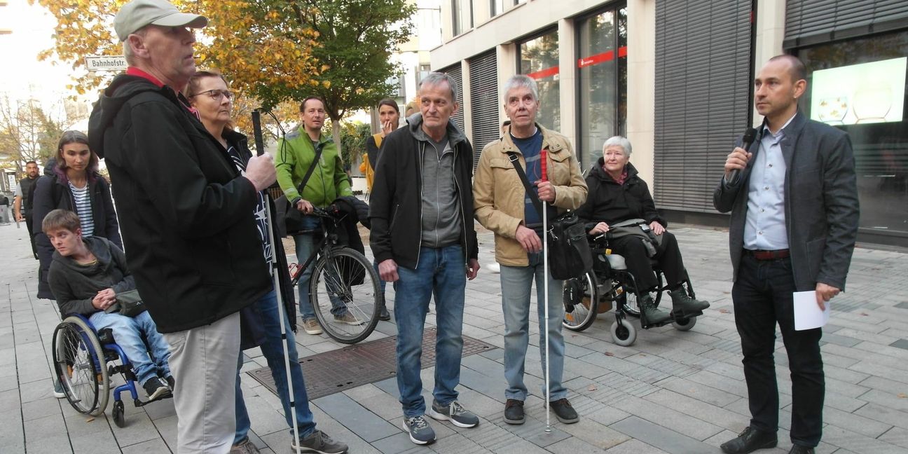 Mit seinem Veranstaltungsformat „Bürgernah“ hat der Böblinger Oberbürgermeister Dr. Stefan Belz (rechts, mit Mikrofon) gemeinsam mit über 20 Bürgern bei einem Spaziergang vom Flugfeld zum Schlossplatz die Barrierefreiheit seiner Stadt unter die Lupe genommen.