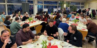 Volles Haus beim gemeisamen Fastenbrechen während des Ramadans.