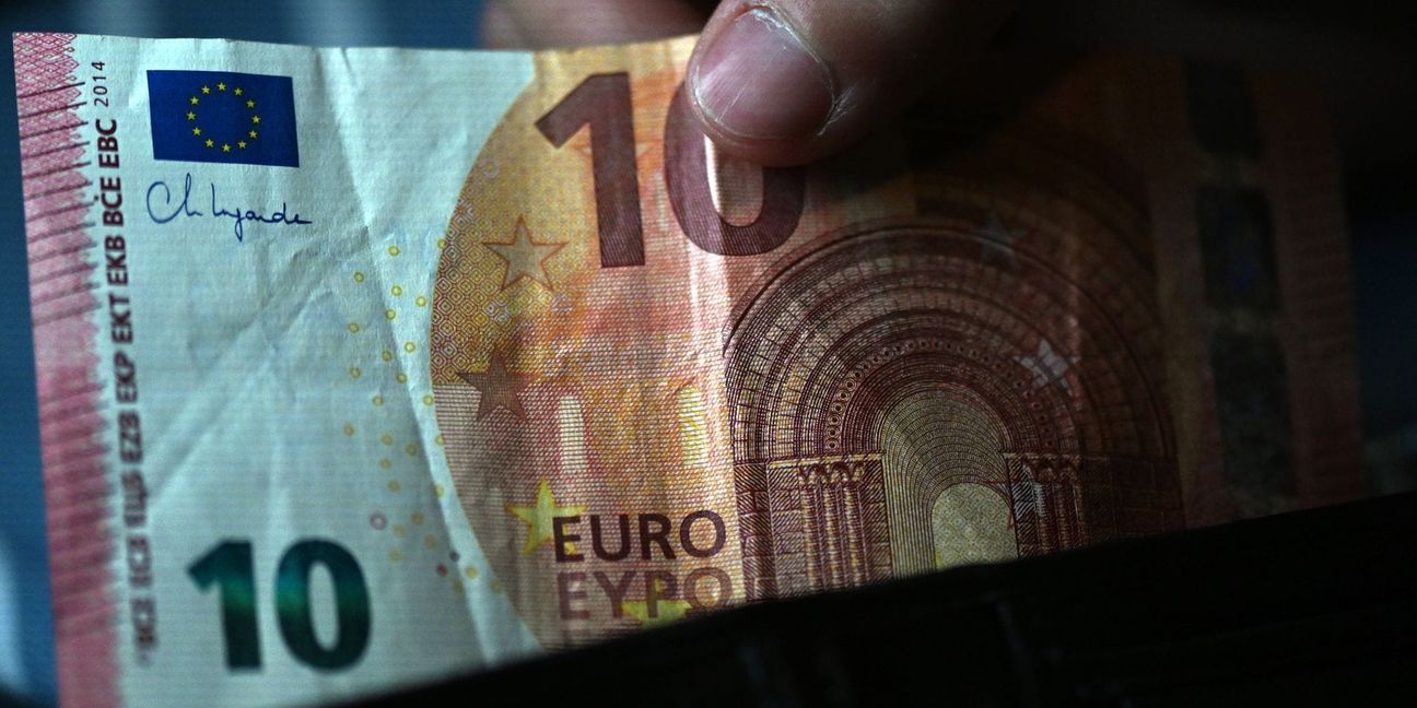 Laut einer Umfrage greifen die meisten Deutschen bei Rechnungen bis zu 20 Euro zum Bargeld.