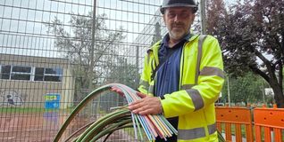 Mirsad Odzoski fächert in der Pfarrwiesenallee Lehrrohre auf.
