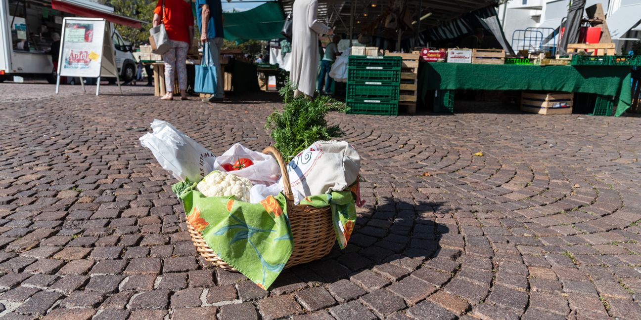 Ein hübscher Einkaufskorb mit unverpackten Lebensmitteln. Ein Schritt zu mehr Nachhaltigkeit. Bild: z