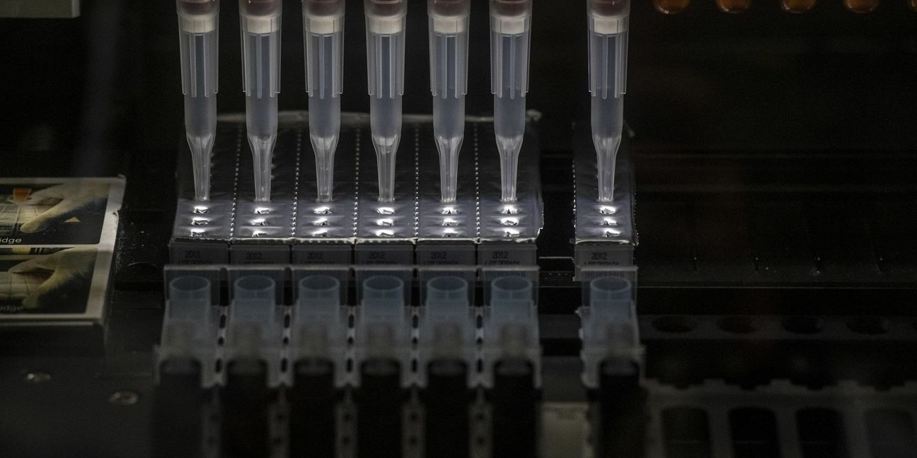 Positive PCR-Tests werden im Labor auf Mutationen des neuartigen Coronavirus untersucht. Foto: dpa/Pablo Gianinazzi