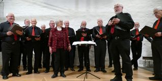 Vorstand Klaus Daniels begrüßt die Gäste zum Auftritt des Männerchors.