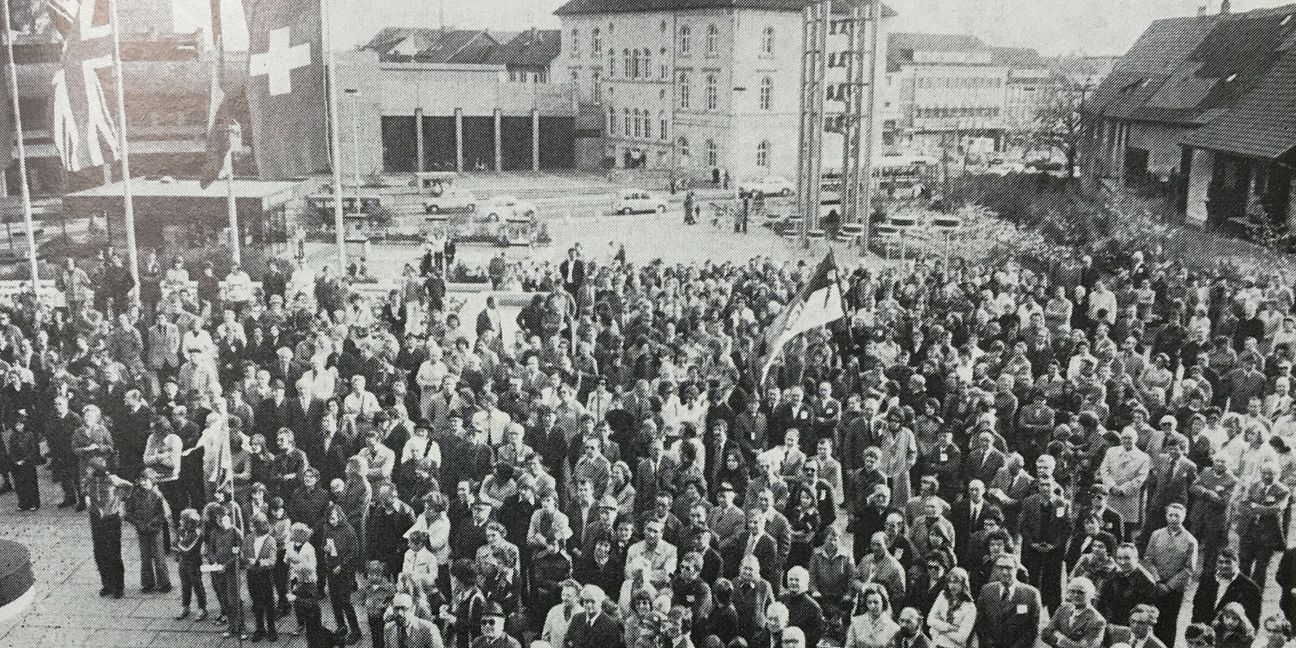 Hunderte warten am 25. April 1975 auf dem Rathausvorplatz auf das Urteil aus Stuttgart. Das Freibier wird danach in der Ausstellungshalle Sindelfingen und in Böblingen ausgeschenkt.   Bild: Schmidt/Stadtarchiv/z