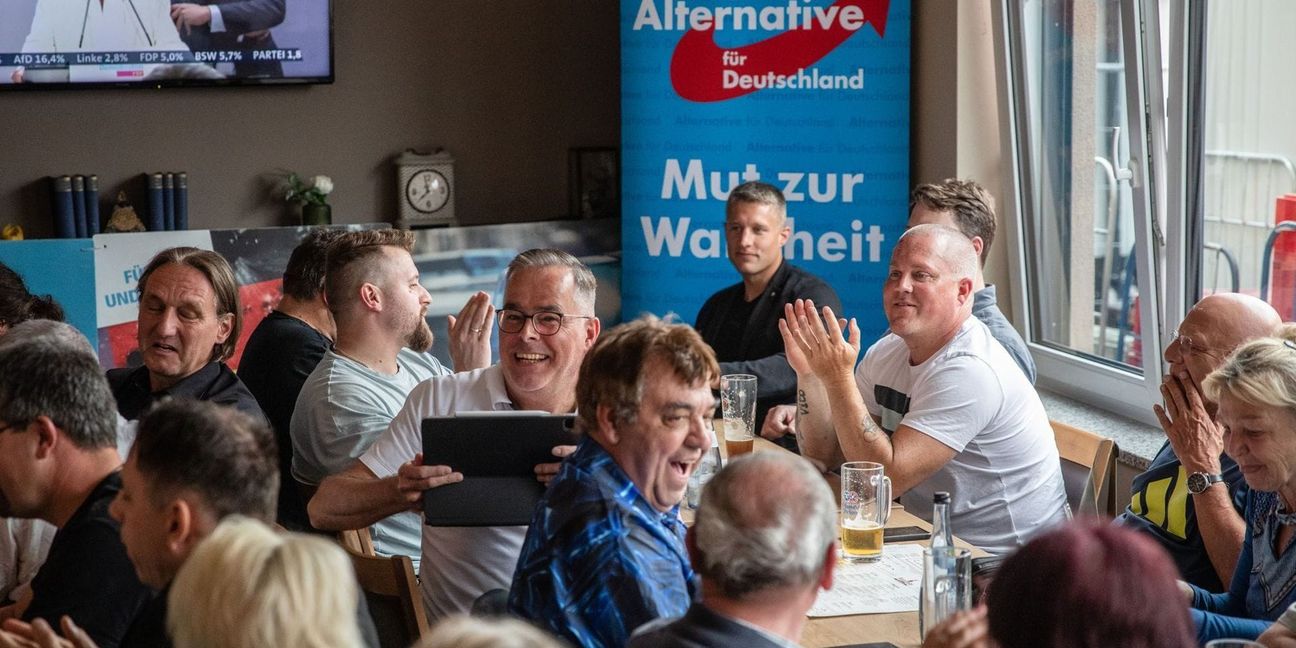 AfD-Anhänger in Göppingen freuen sich über die starken Europawahlergebnisse ihrer Partei.