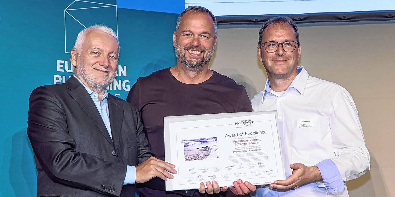 Noch ein Preis: Norbert Küpper, Veranstalter des European Newspaper Awards, übergibt den Award of Excellence an Jürgen Wegner und Tim Schweiker (von links).
